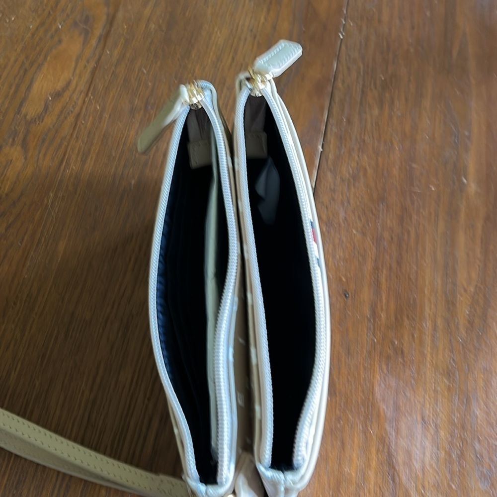 Tommy Hilfiger wristlet purse. NWT - Picture 7 of 8